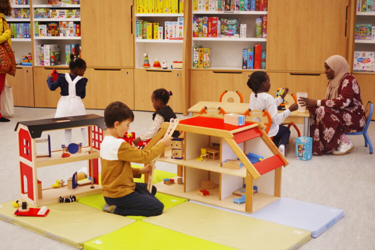 Des enfants jouent à la ludothèque
