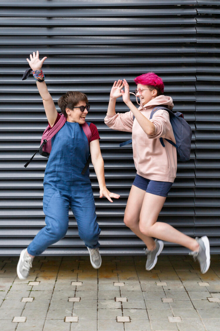 2 jeunes filles joyeuses qui sautent en l'air
