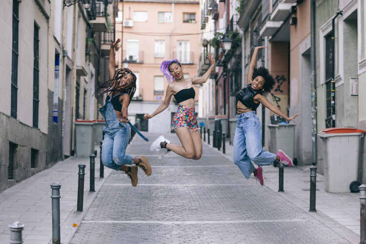 3 jeunes personnes qui sautent en l'air