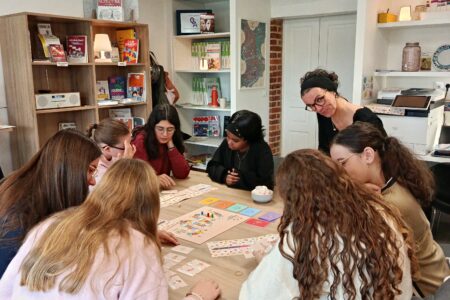 Séance du SIJ dédiée au JOB DATING en présence de jeunes et de Véronique Guilmo, animatrice de la structure Information Jeunesse