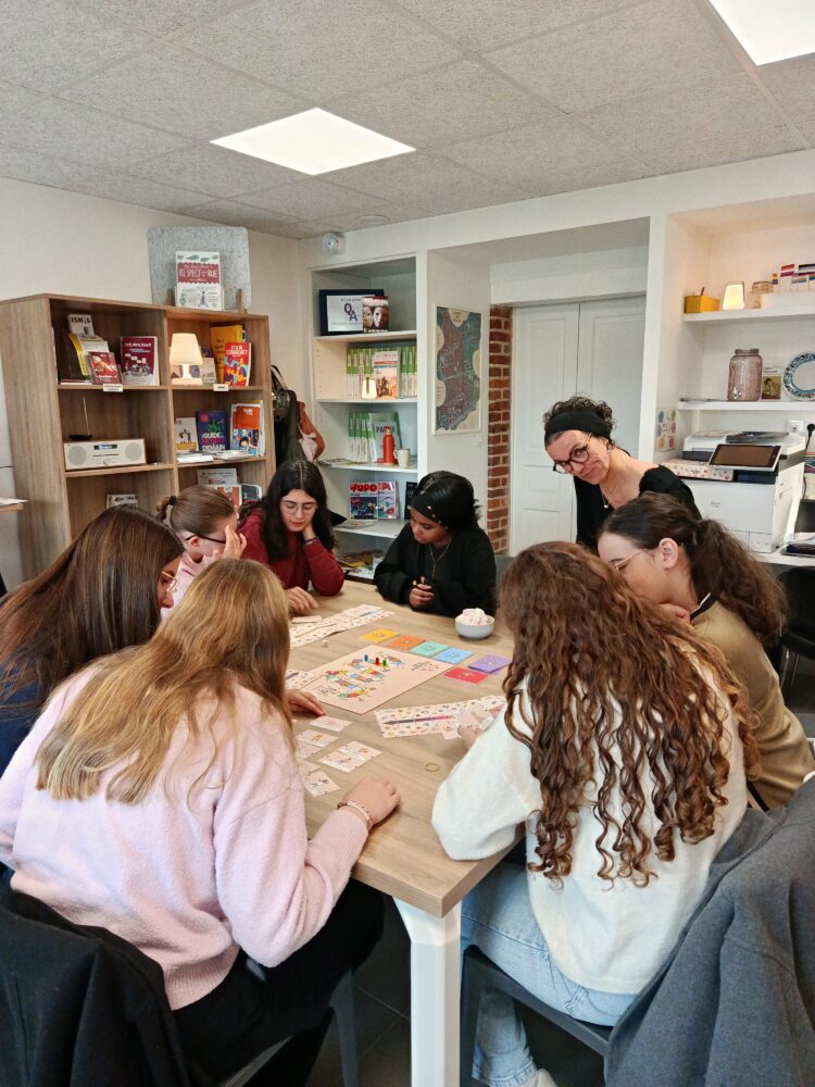 Séance du SIJ dédiée au JOB DATING en présence de jeunes et de Véronique Guilmo, animatrice de la structure Information Jeunesse