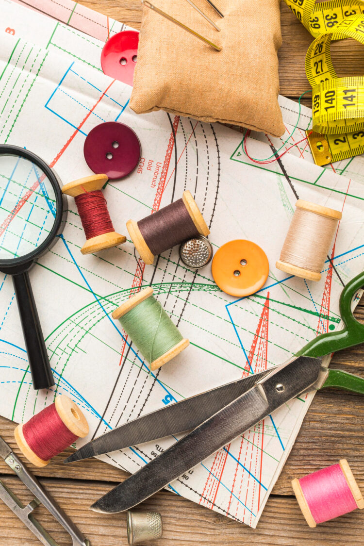 Accessoires de couture sur une table