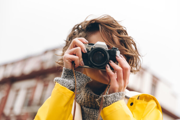 femme qui prend photo avec son appareil photo
