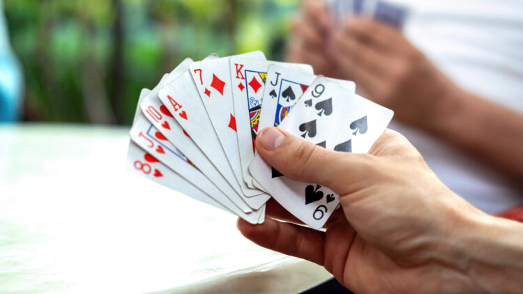 jeu de carte dans une main