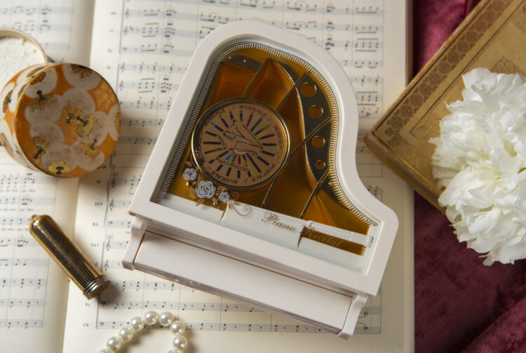Image mini piano sur cahier et crayon